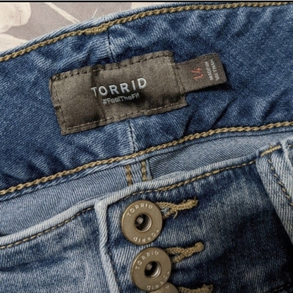 SOLD - BUNDLE OF 2 Denim Shorts sz 14 Torrid / UT - Picture 4 of 7